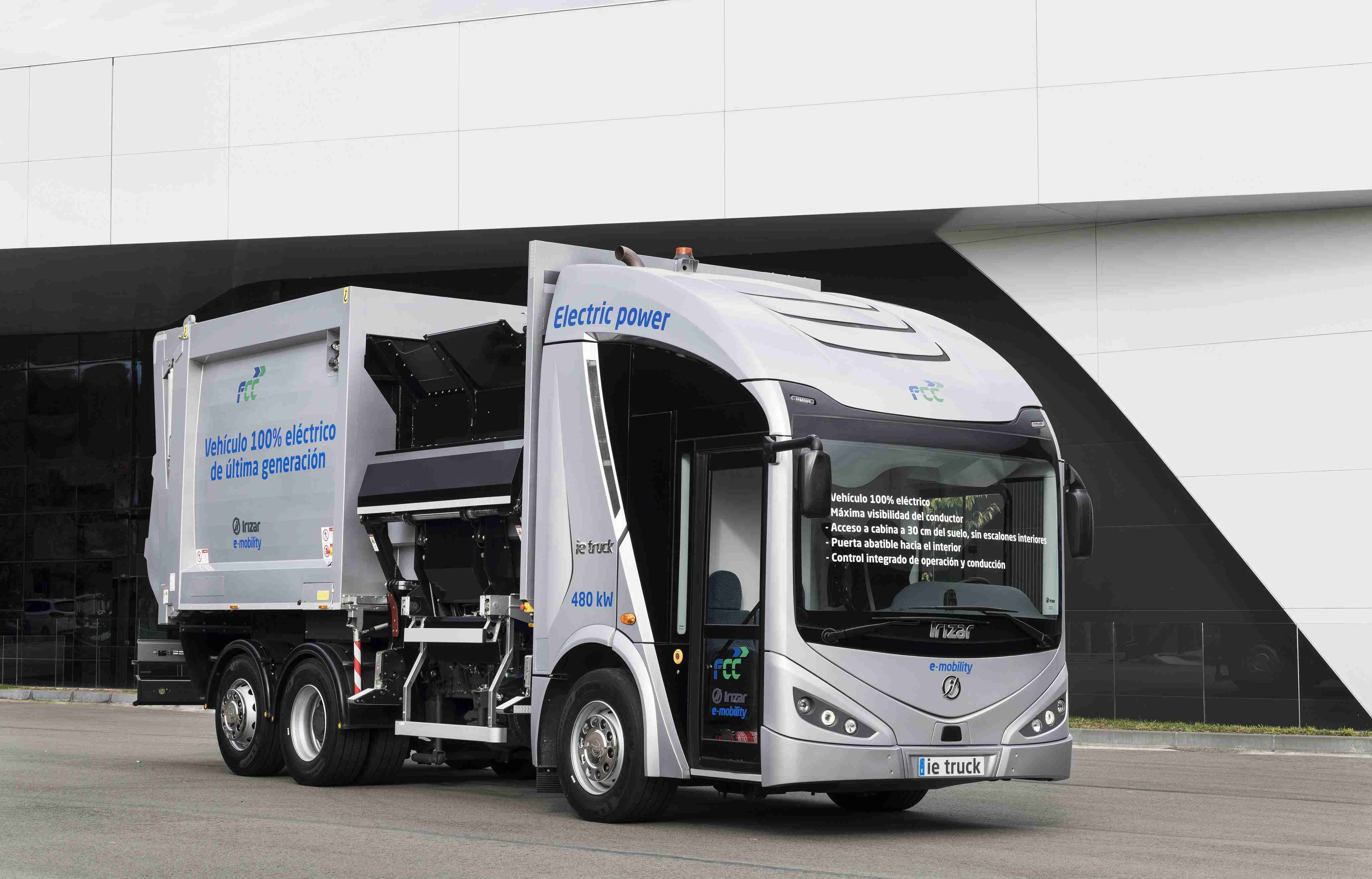 Side-loading electric collection vehicle developed on the FCC e-mobility platform