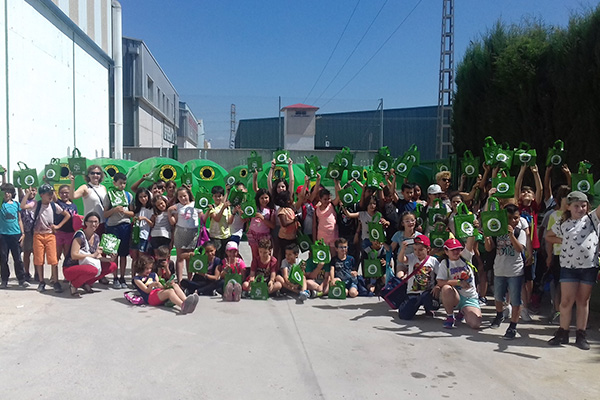 Los alumnos de primaria visitan la instalación de reciclaje de vidrio de FCC Ámbito en Sagunto (Valencia)