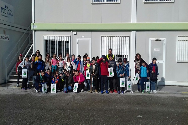 Alumnos de diferentes etapas educativas visitan las instalaciones de reciclaje de vidrio de FCC Ámbito